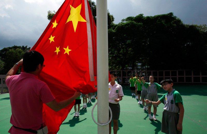 黄渤将他带红，爆红后因连续酗酒猝死，妻子卖豪宅改嫁老外